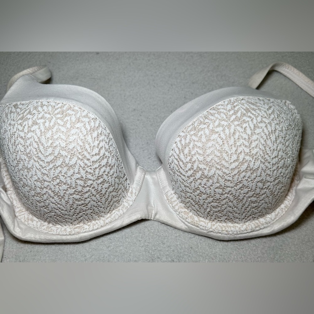 Victoria’s Secret white lace bra double lined molded cups supportive comfort 34D